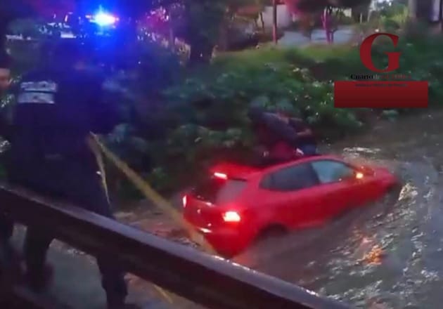 ¡Ignoran bloqueo policial! Pareja desafía la corriente en Papalotla y casi muere ahogada en su auto